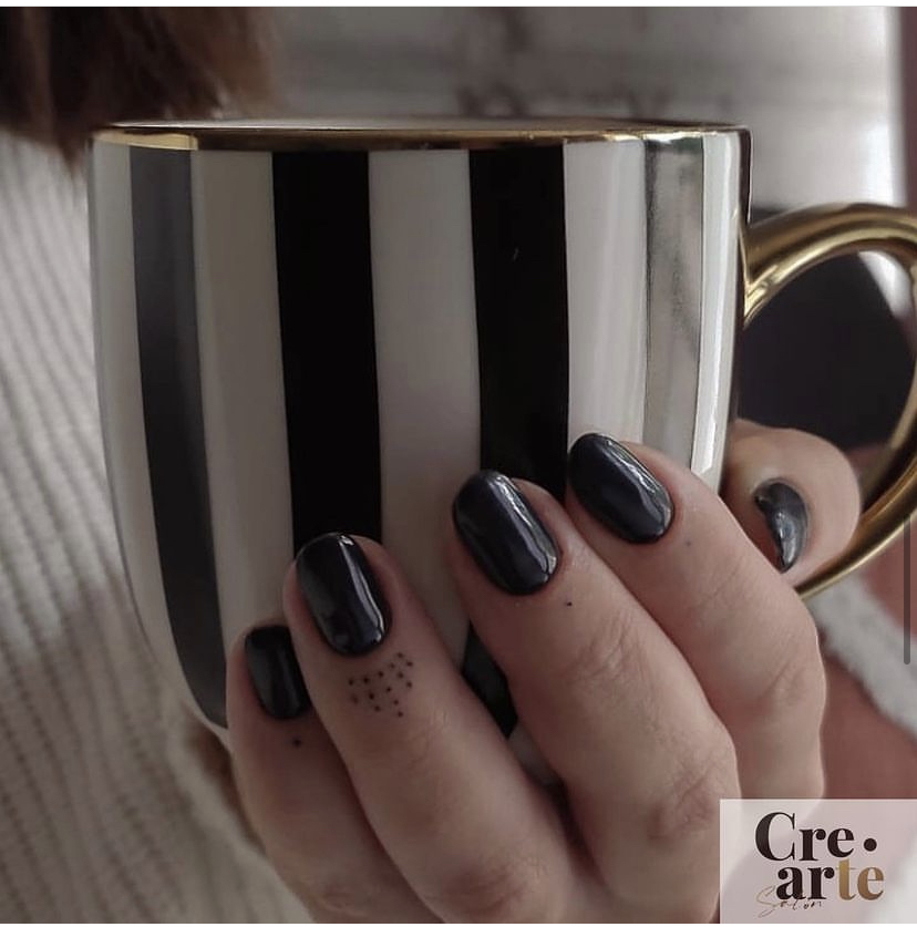 Uñas en gris grafito con microdiseño de estrellas